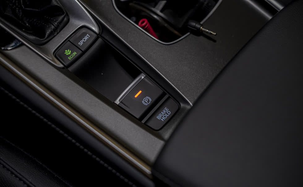 Phanh tay điện tử và phanh tự động Brake Hold cũng là những tính năng hiện đại và thuận tiện cho người lái xe.