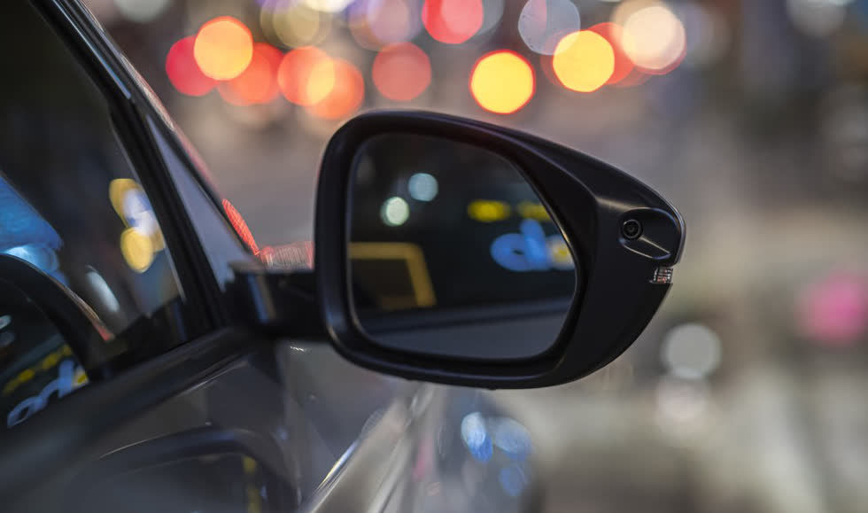 Camera tích hợp trên gương chiếu hậu bên phụ là một phần của tính năng hỗ trợ làn đường Lane Watch.              Trong điều kiện ánh sáng yếu, camera Lane Watch của Honda Accord 2020 tỏ ra khá bệt và khó xác định được chi tiết ở vùng tối.        
