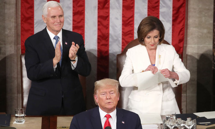 Trump đọc Thông điệp Liên bang 2020 tại quốc hội Mỹ tối 4/2, phía sau ông là Phó tổng thống Pence (trái) và Chủ tịch Hạ viện Pelosi. Ảnh: AFP.