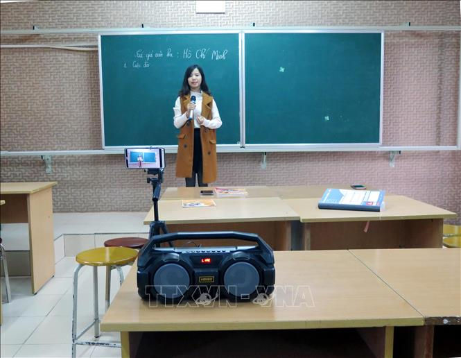 Giáo viên Trường THCS Tân Thành (thành phố Thái Nguyên) giảng dạy trực tuyến với học sinh. Ảnh: Quân Trang/TTXVN