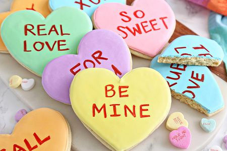 Kẹo hình trái tim nhỏ với thông điệp như “Be Mine” và “Kiss me” phổ biến trong ngày Valentine tại Mỹ.