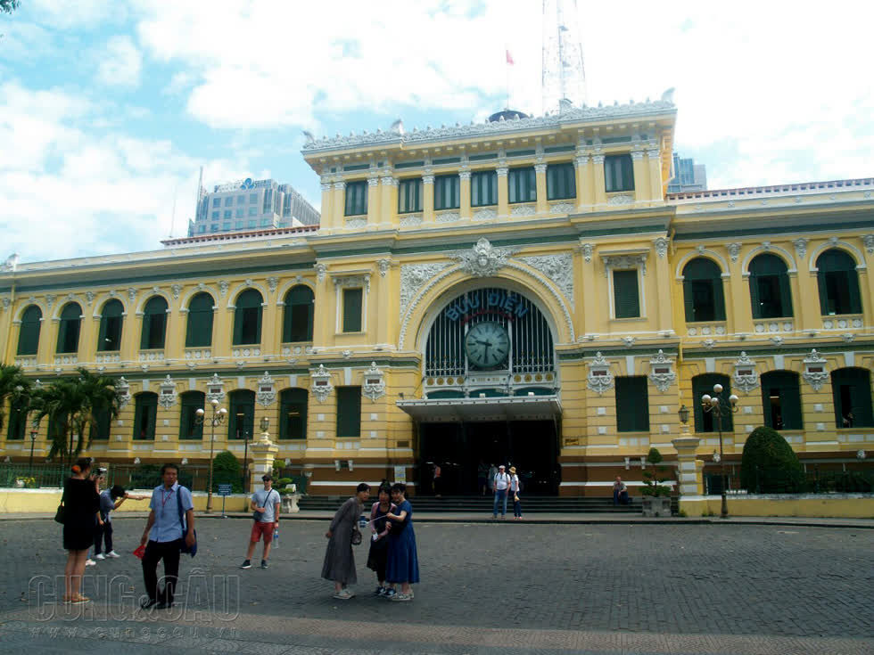 Bưu điện thành phố là một trong những công trình thu hút nhiều khách tham quan nhất cũng vắng khách.