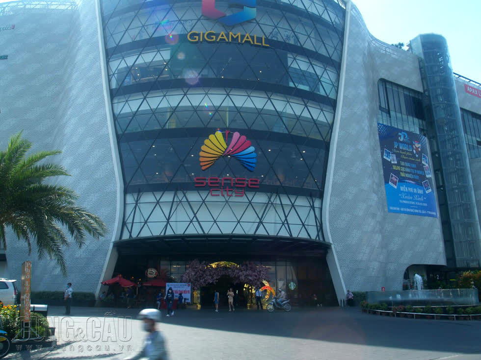 Phía trước trung tâm thương mại Giga Mall (quậnThủ Đức) hôm nay cũng vắng khách.