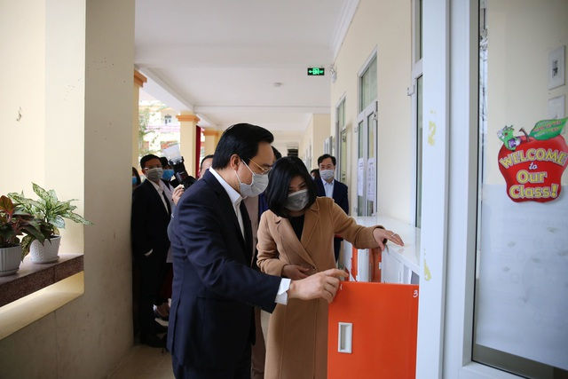 Bộ trưởng Bộ Giáo dục và Đào tạo Phùng Xuân Nhạ kiểm tra công tác chống dịch virus corona trong trường học.