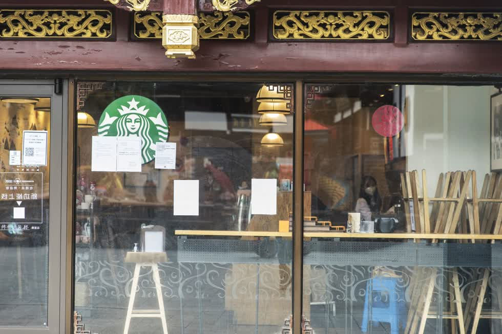 Starbucks đã đóng cửa hơn một nửa số quán cà phê tại Trung Quốc đại lục - ít nhất là 2.000 địa điểm.
