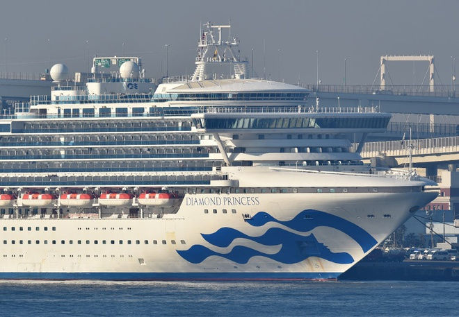 Du thuyền Diamond Princess với khoảng 3.700 hành khách và thủy thủ đoàn khởi hành từ Hong Kong ngày 25/1 với lịch trình ban đầu kéo dài đến ngày 4/2. Tuy nhiên, khi đến cảng Yokohama của Nhật Bản, tàu bị cách ly trước nguy cơ lây nhiễm virus corona lên đất liền. Ảnh: AFP.