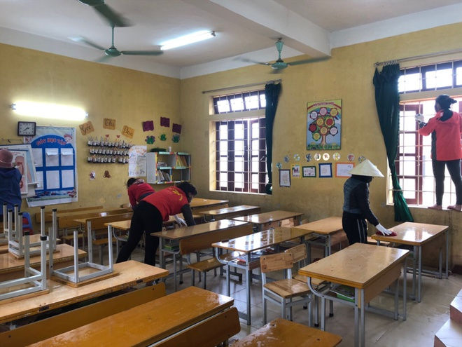 Các thầy cô tăng cường công tác vệ sinh trường lớp tại các nhà trường xã Sơn Lôi. 