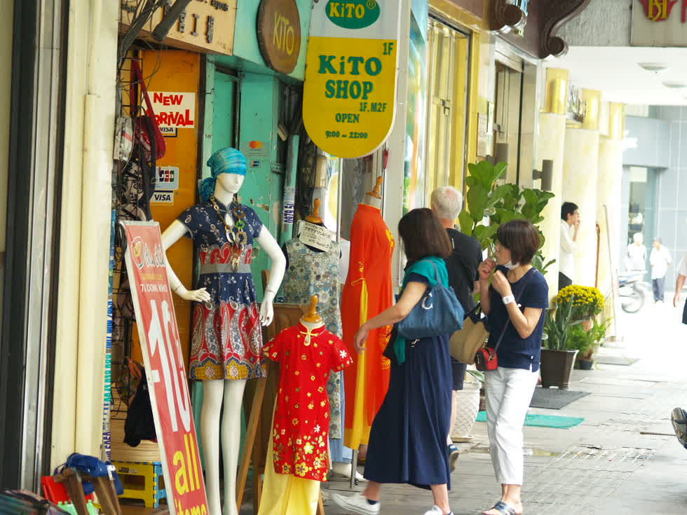 Hai vị khách hiếm hoi ghé vào một cửa hàng thời trang trên đường Đồng Khởi. (Ảnh: Tri Thức)