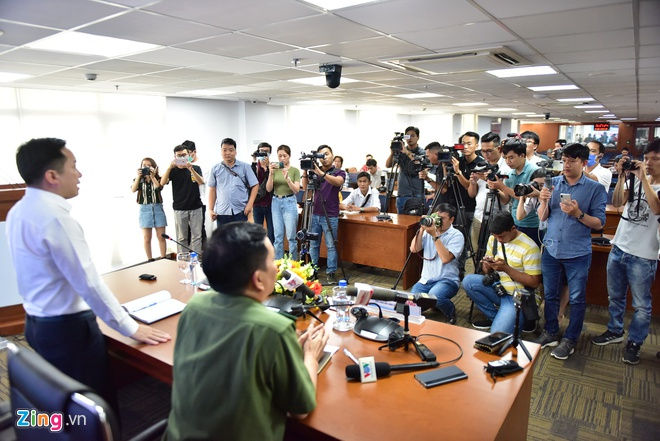 Rất đông phóng viên có mặt tại buổi họp báo vụ tiêu diệt Tuấn 