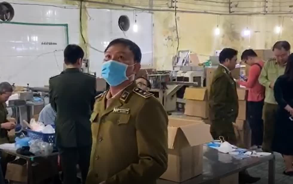  Lực lượng chức năng kiểm tra tại cơ sở sản xuất Viet Han Company (Công ty TNHH Việt Hàn).