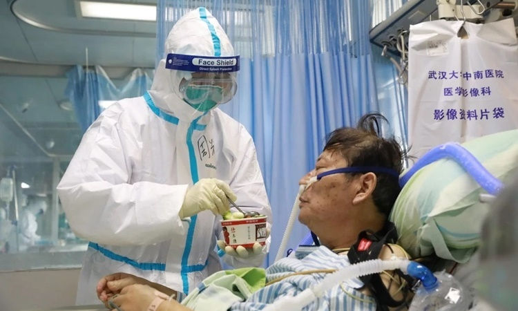 Y tá chăm sóc một bệnh nhân nhiễm nCoV tại bệnh viện ở Vũ Hán.