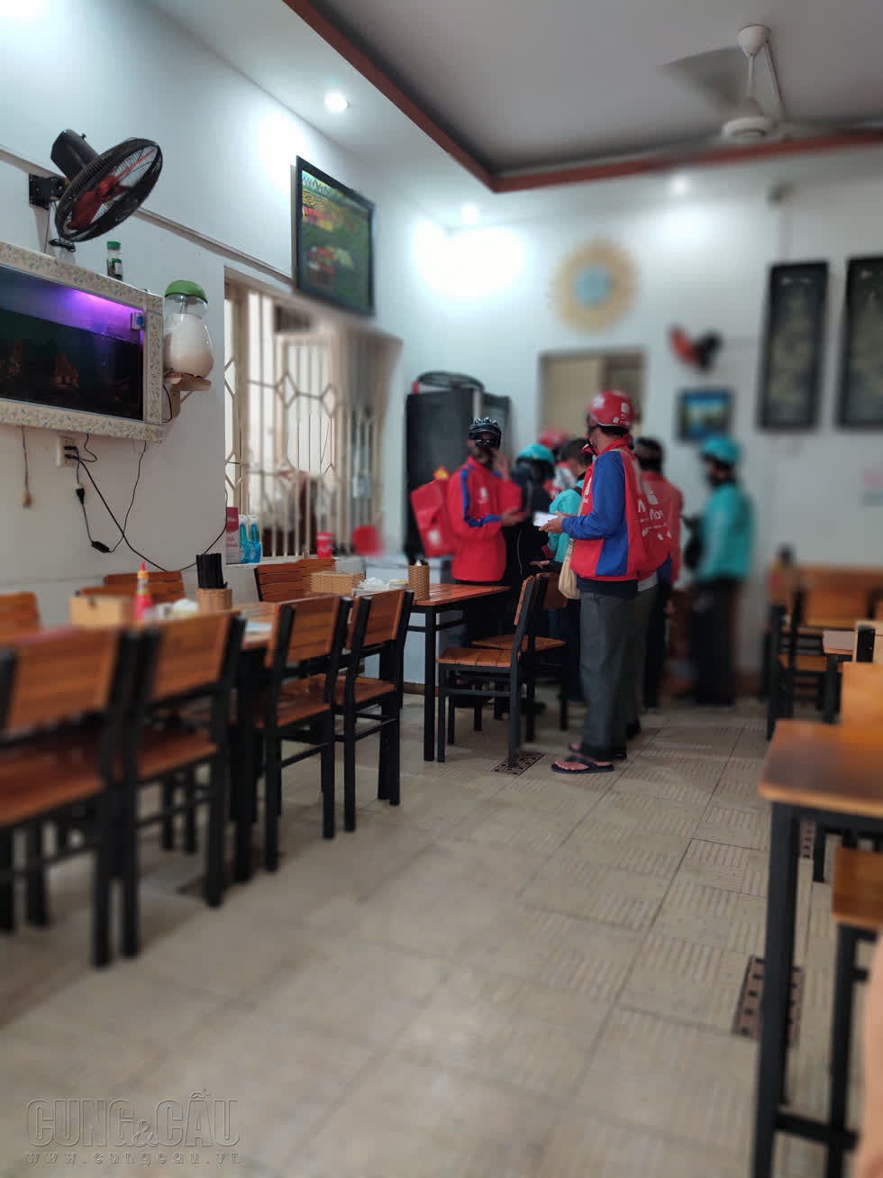 Quán ăn trên đường Nguyễn Sơn Hà, quận 3 đìu hiu khách, chỉ vài shipper đến mua hàng đồ ăn mang đi - Anh: Cẩm Viên. 