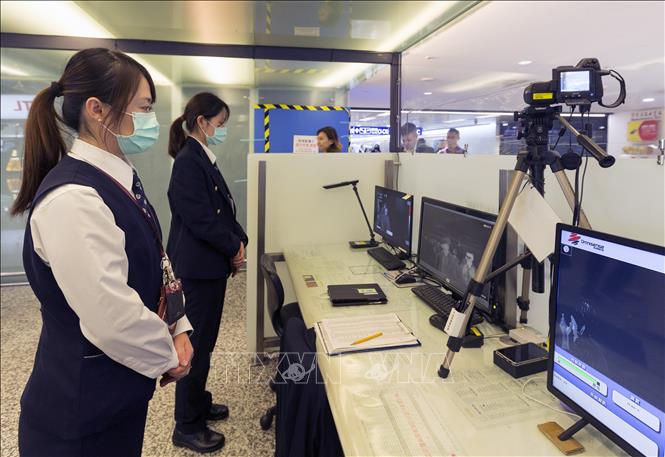 Nhân viên Trung tâm Kiểm soát dịch bệnh Đài Loan, Trung Quốc, sử dụng máy quét để kiểm tra thân nhiệt các hành khách trên chuyến bay từ Vũ Hán, Trung Quốc, tại sân bay quốc tế Đào Viên, ngày 13/1/2020. Ảnh: AFP