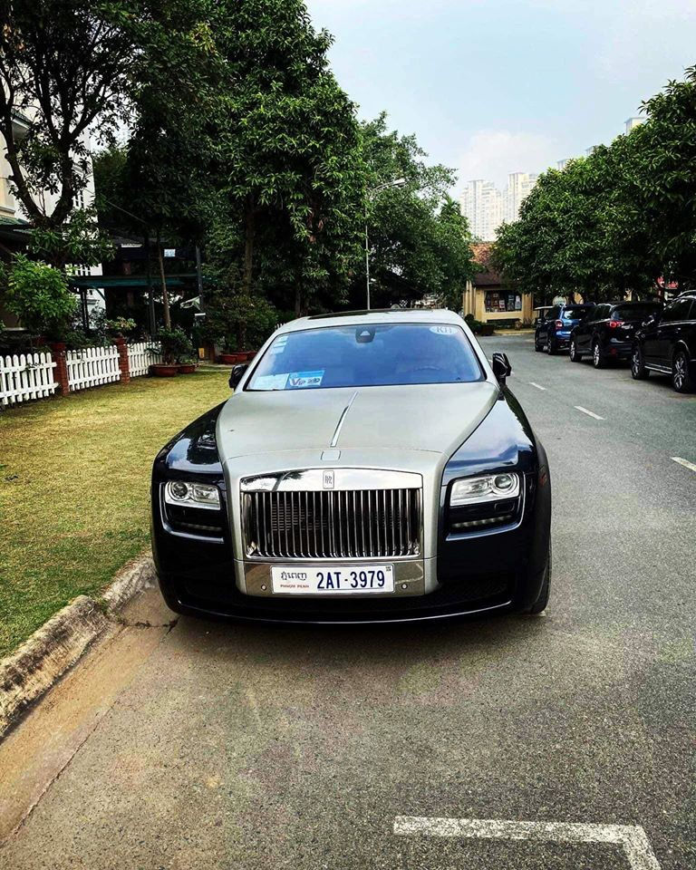 Chiếc xe siêu sang Rolls-Royce Ghost này có biển số cũng khá đẹp với cặp thần tài nhỏ và lớn