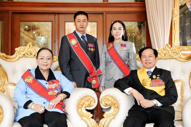   Vợ chồng đại gia Lê Văn Kiểm cùng hai con Lê Nữ Thùy Dương và Lê Huy Hoàng. (Ảnh: Internet)   