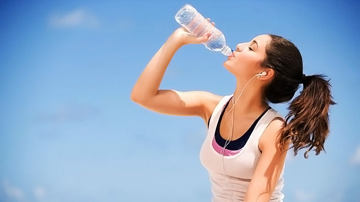 Uống đủ nước có thể giúp tăng nhanh tuần hoàn máu, cấp ẩm từ bên trong cho cơ thể và làn da.