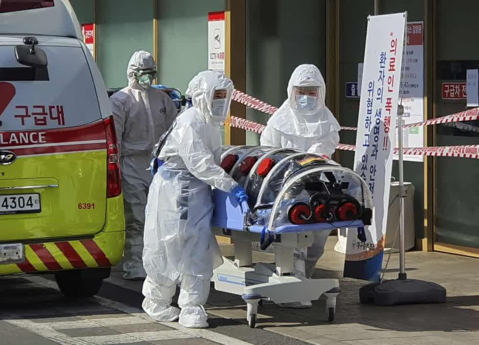 Một bệnh nhân Hàn Quốc được chuyển viện.
