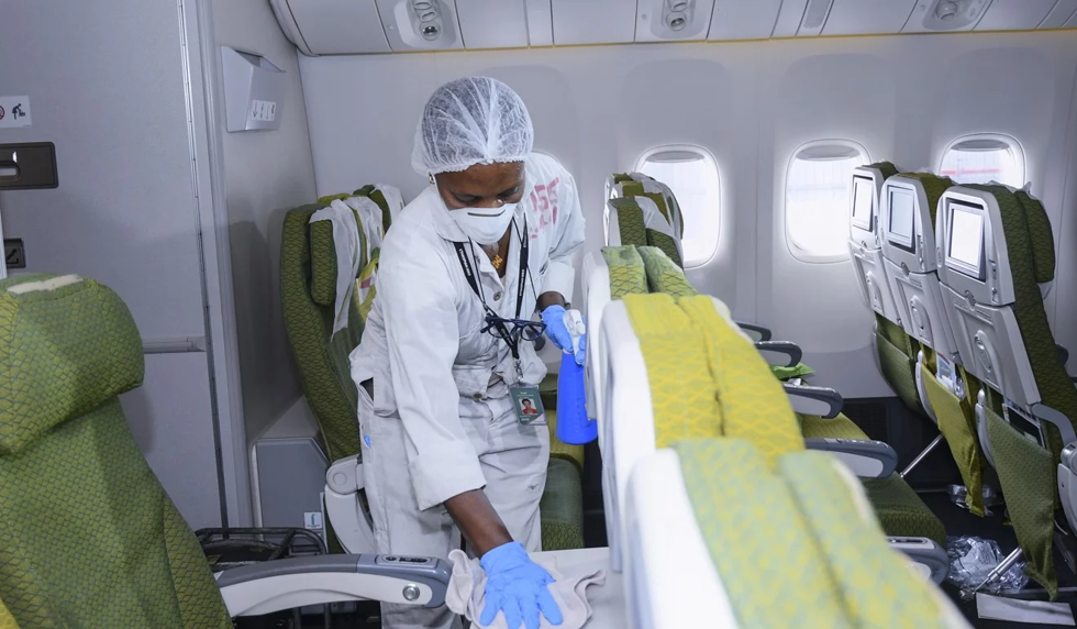 Một công nhân khử trùng khoang máy bay vào ngày 13/2. Ảnh: EPA-EFE.