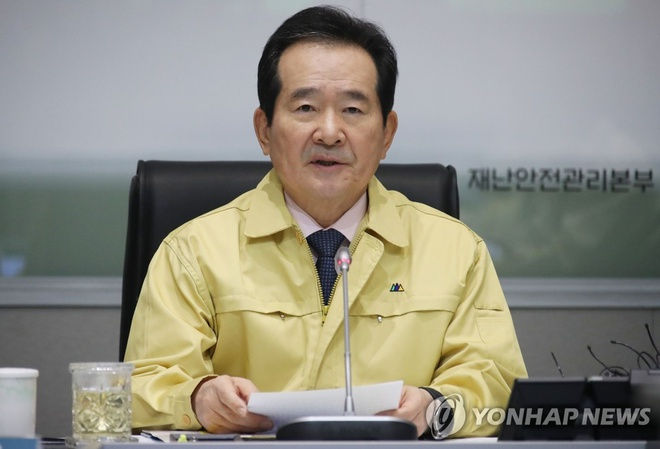   Thủ tướng Chung Sye Kyun chủ trì cuộc họp chính phủ để đối phó với dịch Covid-19 tại Seoul hôm 21/2. Ảnh: Yonhap.  