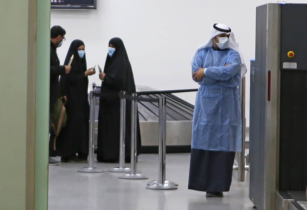 Hành khách trở về từ Iran chờ đợi tại sân bay Sheikh Saad ở Kuwait vào ngày 22 tháng 2 trước khi được đưa đến bệnh viện để xét nghiệm coronavirus. Ảnh: Yasser Al-Zayyat / AFP / Getty