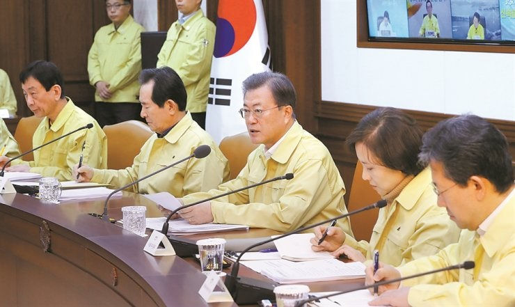  Tổng thống Hàn Quốc Moon Jae-in phát biểu tại một cuộc họp liên cơ quan về COVID-19 tại Khu liên hợp chính phủ Seoul hôm nay trong bối cảnh xác nhận hàng trăm trường hợp nhiễm virus corona mới vào cuối tuần qua. Ảnh: Yonhap. 