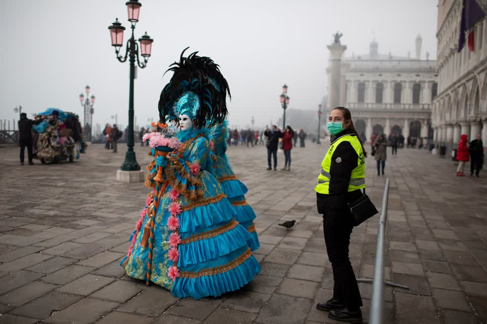   Quảng trường San Marco ở Venice vắng khách du lịch khi nhà chức trách báo cáo co 2 trường hợp tử vong do virus corona.  