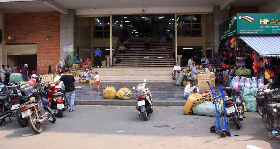 Trước cổng vào chợ An Đông vào lúc 10 giờ trưa - khung giờ thường sầm uất, tấp nập nhất của mọi khu chợ.