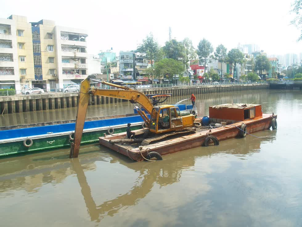 Ảnh hưởng từ cống thải và dòng chảy từ sông Sài Gòn khiến bùn, rác tồn đọng lâu ngày khiến kênh Nhiêu Lộc - Thị Nghè bị ô nhiễm. (Ảnh: Tri Thức)