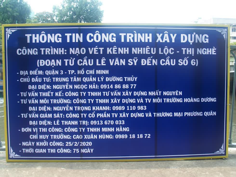 Thông báo nạo vét kênh Nhiêu Lộc - Thị Nghè của Trung tâm Quản lý đường thủy, thuộc Sở Giao thông vận tải TP.HCM. (Ảnh: Tri Thức)