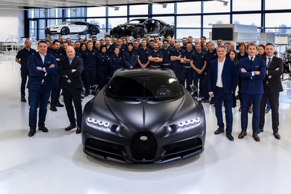 Hãng siêu xe Pháp, Bugatti đã hoàn thành được nửa chặng đường bàn giao cực phẩm Bugatti Chiron cho các đại gia trên thế giới khi mới vừa công bố xuất xưởng chiếc Bugatti Chiron thứ 250 trên toàn thế giới. Tổng cộng có 500 chiếc siêu xe Bugatti Chiron được sản xuất.