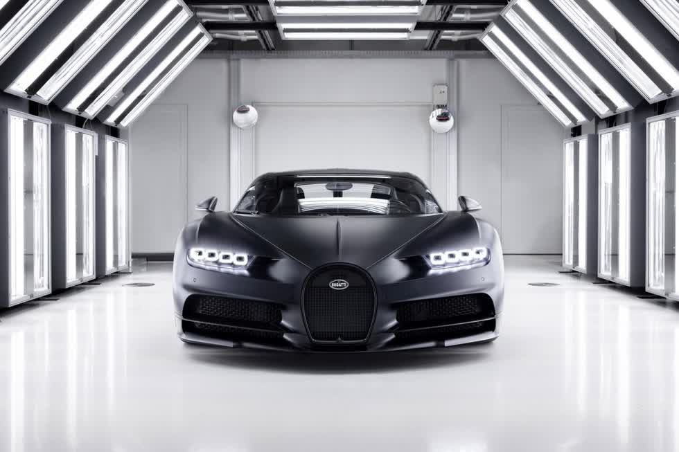 Siêu phẩm triệu đô Bugatti Chiron Sport Noire Sportive được lấy cảm hứng từ mẫu xe Bugatti đắt nhất mọi thời đại là La Voiture Noire có giá lên đến 18,7 triệu đô la hay 437 tỷ đồng.