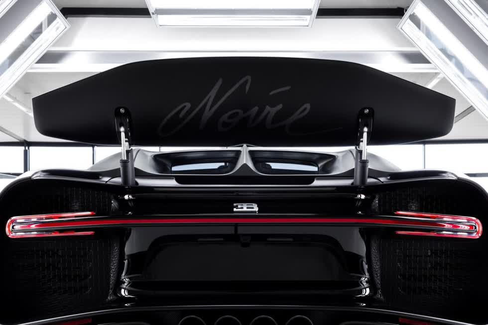Hãng siêu xe Pháp đặt tên Noire dưới cánh gió đuôi của chiếc siêu xe Bugatti Chiron thứ 250 trên thế giới xuất xưởng để đánh dấu bản quyền.