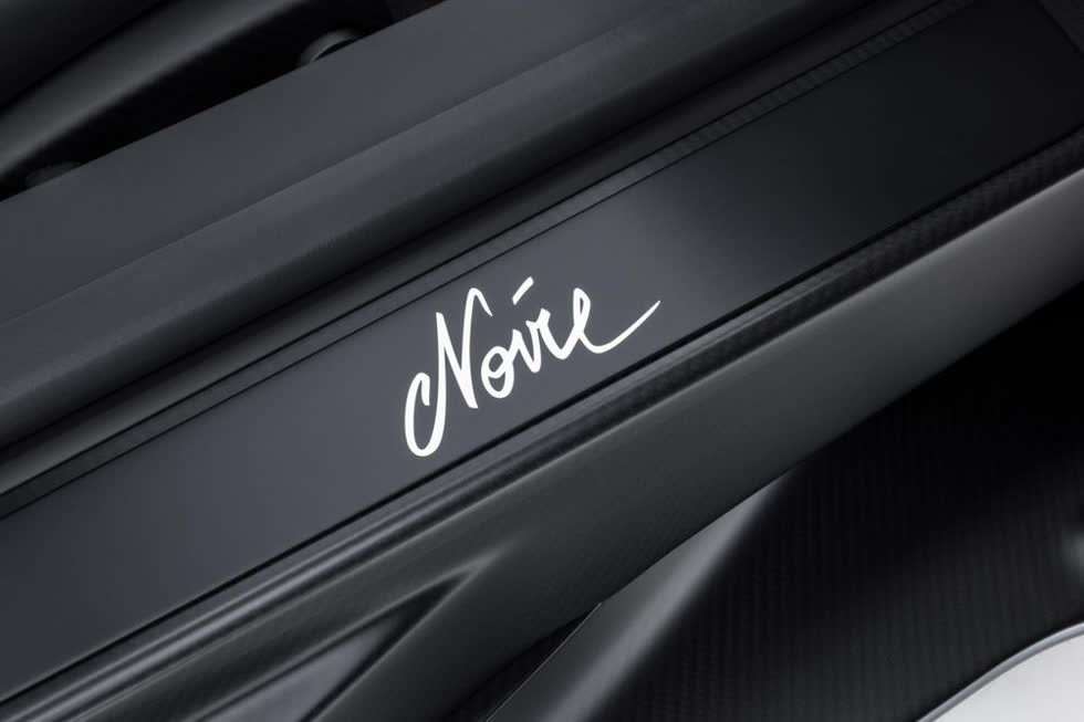 Dòng chữ này còn xuất hiện trên bậc cửa và sẽ tự động phát sáng khi chủ nhân mở cánh cửa của siêu xe triệu đô Bugatti Chiron Sport Noire Sportive.