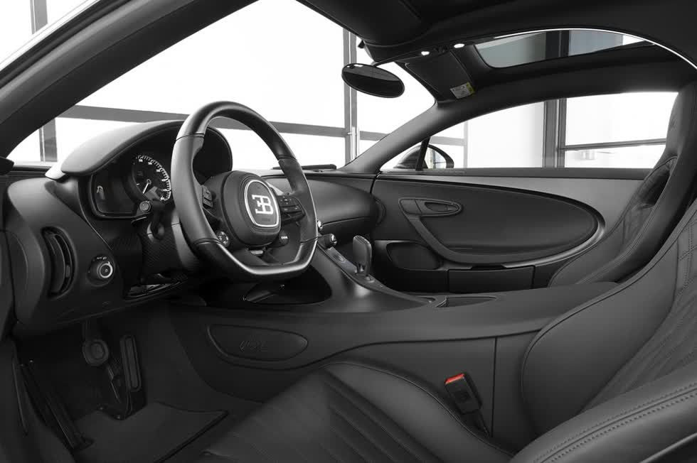 Nội thất của siêu phẩm Bugatti Chiron Sport Noire Sportive cũng được hoàn thành tông màu đen, kể cả các chi tiết carbon hay kim loại cũng được xử lý màu tối.