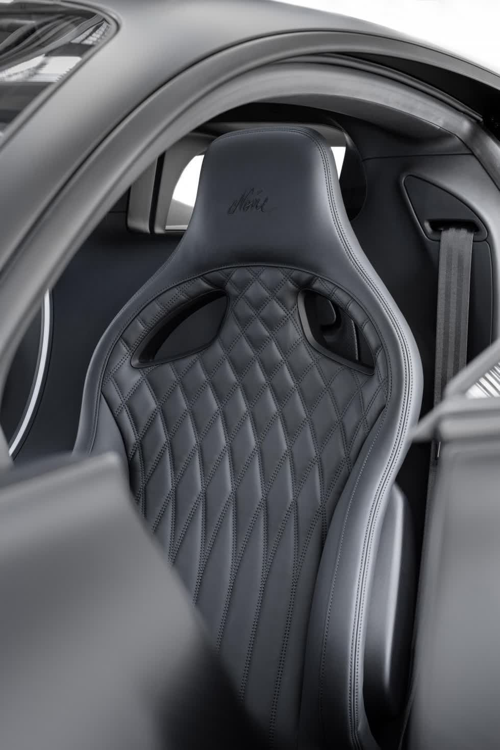 Ghế ngồi thể thao của Bugatti Chiron Sport Noire Sportive cũng có logo Noire trên tựa đầu ghế ngồi nhưng thú vị là hoàn thành màu đen thay vì màu nổi như các phiên bản khác thường làm để tạo sự đối lập.