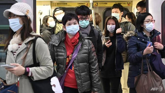 Hành khách đeo khẩu trang xuống tàu tại trạm dừng tàu điện ngầm ở Đài Bắc sau kỳ nghỉ Tết Nguyên đán vào ngày 30/1 năm 2020. Ảnh: AFP.