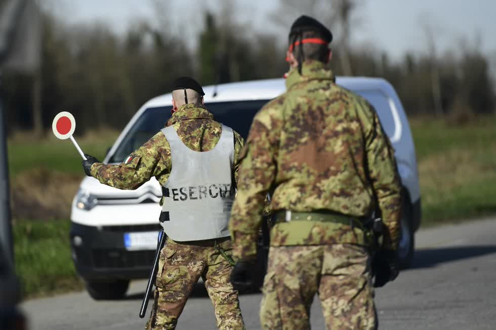   Các binh sĩ Ý kiểm tra quá cảnh đến và đi từ các khu vực được bao quanh trong một điểm kiểm tra cách thị trấn nhỏ CastiglioneQuerydda, phía đông nam Milan vài km. Ảnh: AFP  