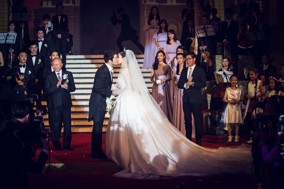  Nam diễn viên Huang Xiaoming (Huỳnh Hiểu Minh) và Angelababy hôn nhau tại đám cưới của họ ở Thượng Hải vào tháng 10/2015. Ảnh: Tân Hoa Xã. 