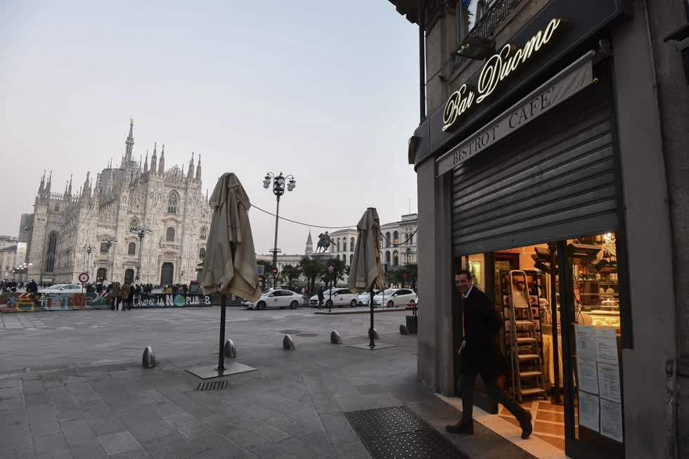   Trung tâm Milan, nơi các quán bar đóng cửa sớm và Duomo tạm thời đóng cửa cho du khách trong bối cảnh lo ngại về virus corona. Ảnh: AFP.  