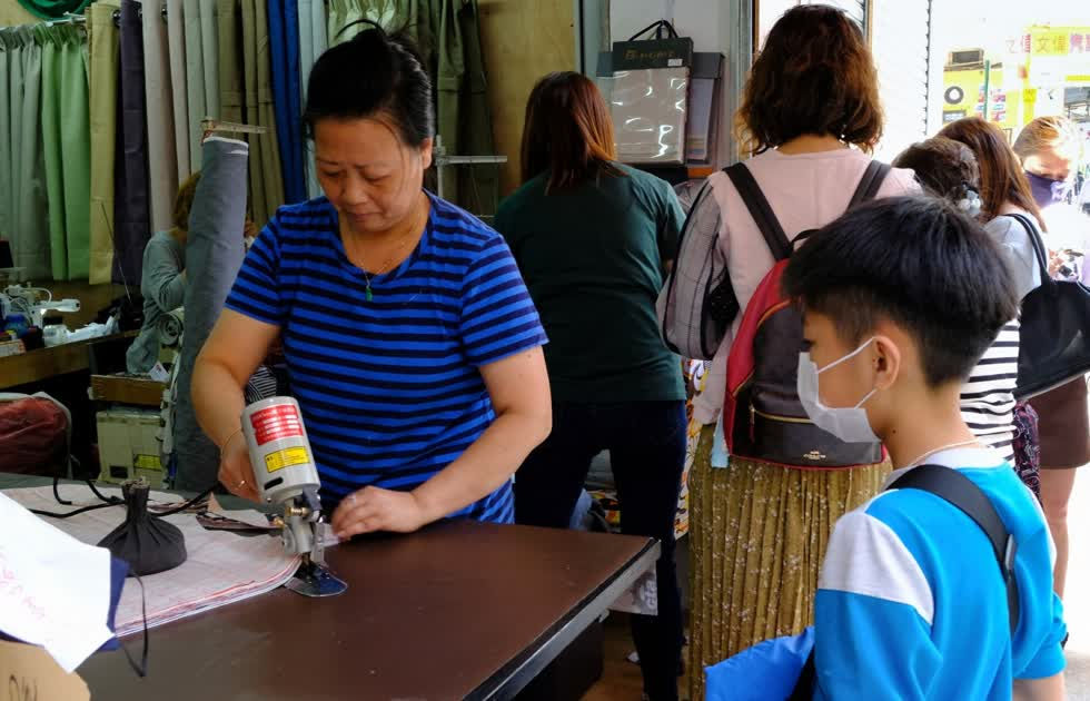 Dịch vụ tự may khẩu trang vải nở rộ ở Hồng Kông 
