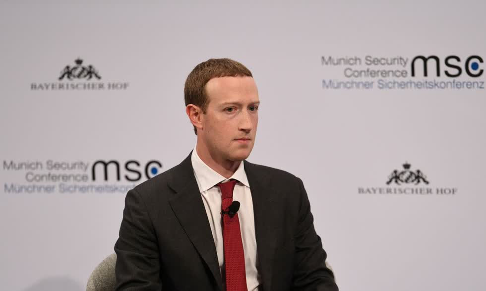  Là một nhà lập trình máy tính người Mỹ Mark Zuckerberg là người sáng lập mạng xã hội Facebook. Facebook đã trở thành công ty truyền thông xã hội phổ biến nhất và có giá trị nhất trên thế giới. Mark Zuckerberg hiện là người giàu thứ 5 trên thế giới, với giá trị tài sản ròng ước tính là 84 tỷ USD. 