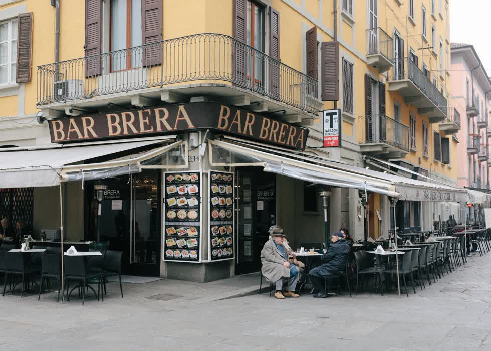   Một quán cà phê gần như trống rỗng trong khu phố Brera thường nhộn nhịp.  
