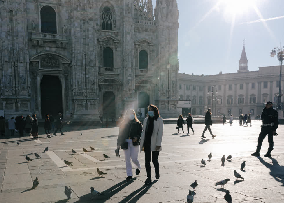 Milan, thành phố năng động nhất của Ý, đìu hiu trong tuần qua vì lo ngại virus corona. Ảnh là nhà thờ chính ở Milan, đã đóng cửa vào thứ Hai cho đến khi có thông báo mới trong bối cảnh dịch virus corona ở Ý.