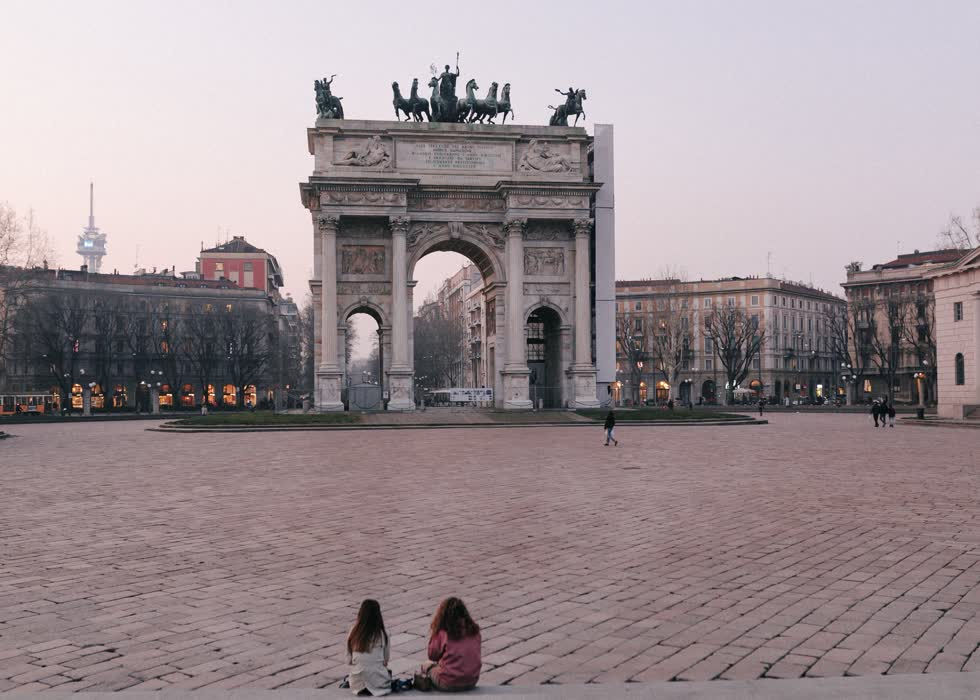 Khung cảnh vắng vẻ xung quanh Arco della Pace hôm 24/2. Kiến trúc này là một trong những biểu tượng của Milan, nằm ở trung tâm thành phố.