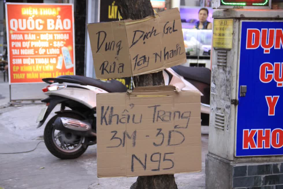 Một tiệm bán dụng cụ y tế trên đường Nguyễn Kiệm (Gò Vấp) treo bảng bán khẩu trang 3D với giá 15.000 đồng/cái.
