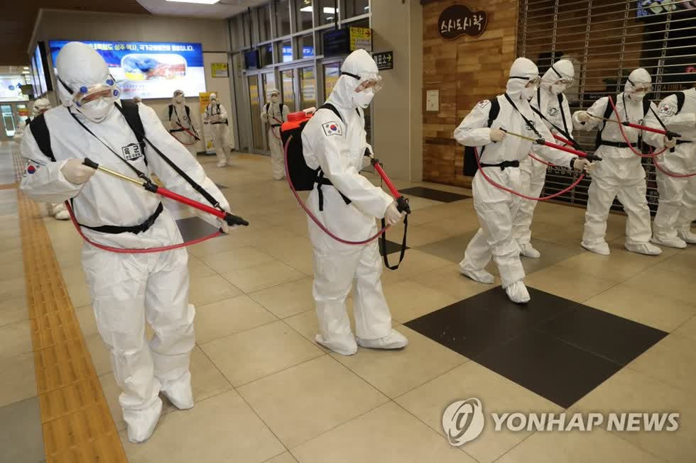   Cơ quan y tế quân sự khử trùng một nhà ga xe lửa ở Daegu, cách Seoul khoảng 300 km về phía đông Nam, vào ngày 29/2/2020. Ảnh: Yonhap  