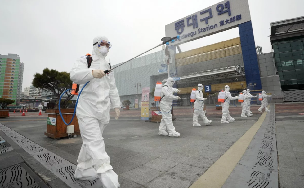   Các quan chức kiểm dịch tại Daegu, Hàn Quốc, thực hiện một hoạt động khử trùng. Ảnh: YNA / DPA  