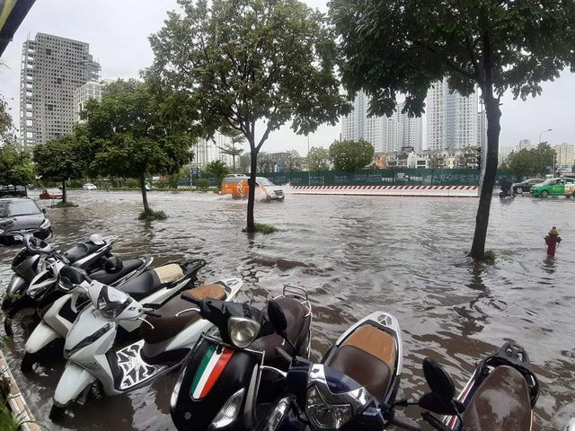 Nước ngập trên phố Dương Đình Nghệ.