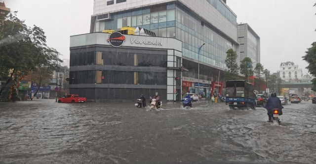 Nước ngập bao trùm các con phố tại Hà Nội. Ảnh: Dân Việt.