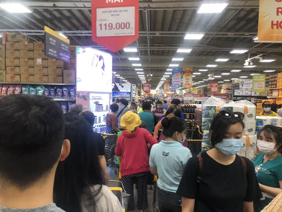 Ngại ra đường, người Sài Gòn cuối tuần đến siêu thị xếp hàng mua gạo, mì gói